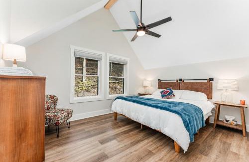 Alpine Lake Ski Chalet | New Wintervue Home With Fireplace - Pet Friendly