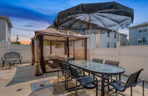 Newark House | Newark Gem Ruby 3BR, 3BA - Sleeps 14 - Walk to Prudential Center and Newark Penn Station, Near EWR and American Dream Mall, includes Parking - WiFi - Laundry - Backyard - Gym