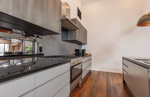Newcastle West House | Newcastle CBD Penthouse | Spa & Entertainment