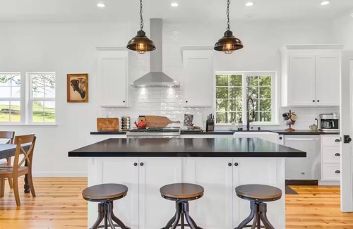 Mokelumne Hill House | Newly built ,6 acre modern farmhouse. A peaceful getaway for any occasion.