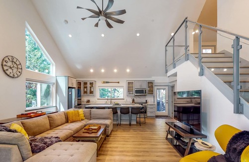 Alta House | Newly-built duplex in Sierra Mountains, hot tub