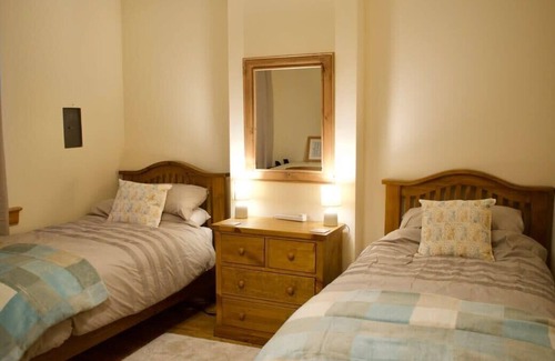 Restalrig Apartment | Newly Refurbed Home with Free Parking