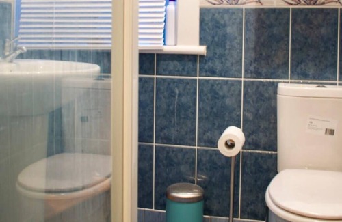 Restalrig Apartment | Newly Refurbed Home with Free Parking