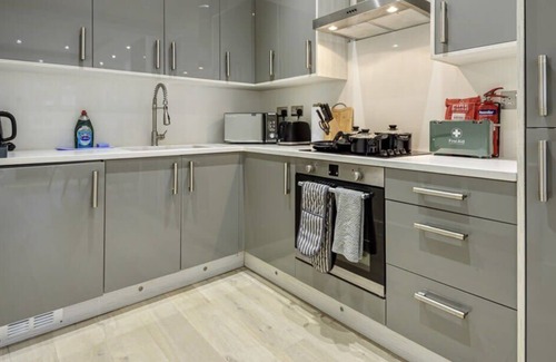 Rushmoor District Apartment | Newly Refurbished Superior 1 Bed 1 Bath Apartment