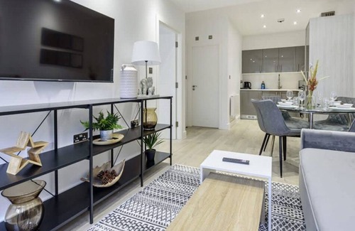 Rushmoor District Apartment | Newly Refurbished Superior 1 Bed 1 Bath Apartment
