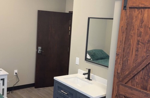 Mattoon House | Newly Remodeled! - A4 Queen Rm Private Bathroom, Shared Shower (Lockable)