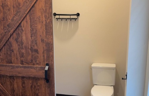 Mattoon House | Newly Remodeled! - A4 Queen Rm Private Bathroom, Shared Shower (Lockable)