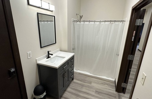 Mattoon House | Newly Remodeled! - A4 Queen Rm Private Bathroom, Shared Shower (Lockable)