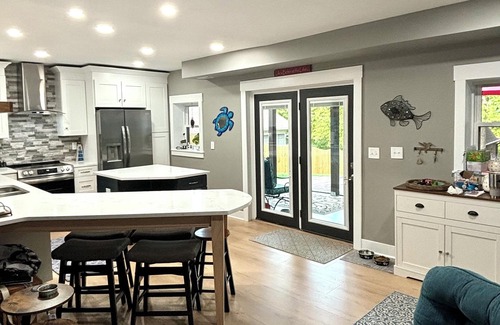 Southmont House | Newly Renovated 3BR, 2BA, pet friendly, with 3 kayaks, boat ramp nearby