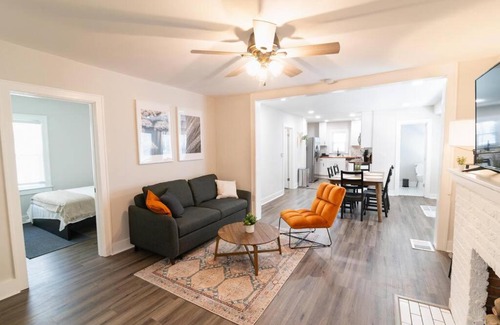Independence House | Newly Renovated 3BR with Private Yard and Parking!