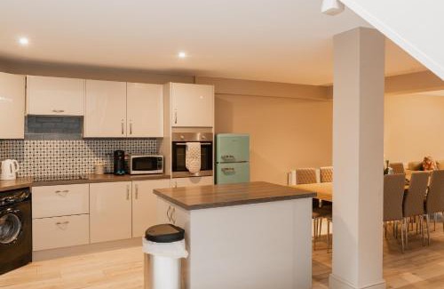 Tarvin House | Newly Renovated 4 bed in Tarvin, Near Chester - Sleeps up to 15