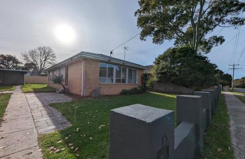 Mornington House | Newly renovated 4 mins from beach and main street
