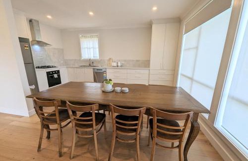 Mornington House | Newly renovated 4 mins from beach and main street