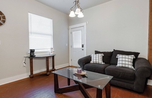 Government Hill House | Newly Renovated-Adorable -Ft. Sam-Pearl-DTSA 1BD