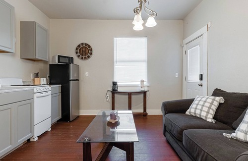 Government Hill House | Newly Renovated-Adorable -Ft. Sam-Pearl-DTSA 1BD