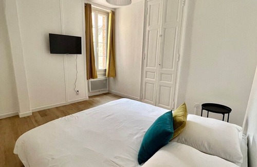 Laval Apartment | Newly renovated apartment in downtown Laval