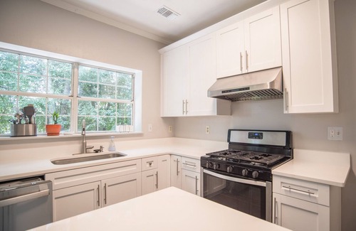 Johns Creek House | Newly Renovated, Cozy, and Modern 4 Bedroom House