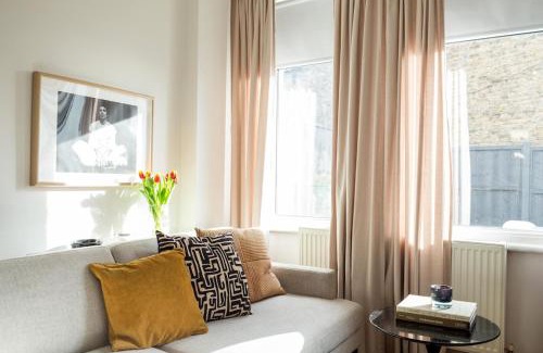 Bruce Grove House | Newly renovated large 4/5 bedroom Victorian terrace house with garden.