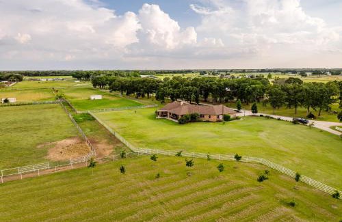 Weston House | Newly Renovated Private Ranch Get-A-Way