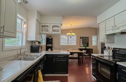 Cadillac House | NEWLY Updated house 3 min to Lake Cadillac & Mitchell, KING bed. Lots of parking