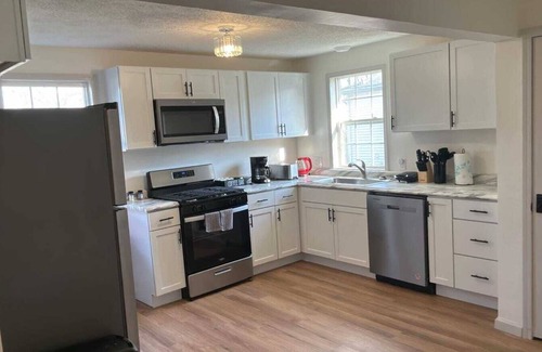 Greenfield House | Newly Updated Specious & Cozy & Modern Retreat