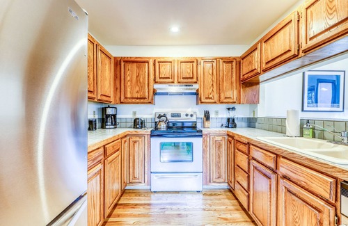 Warm Springs Condo | Newly-updated Warm Springs condo w/ski & mountain views - Dogs ok