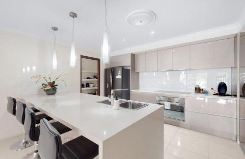 Newport House | Newport Luxury House with Pool - 4 Bedrooms