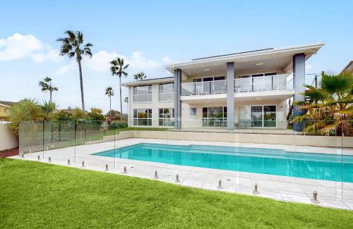 Newport House | Newport Luxury House with Pool - 4 Bedrooms