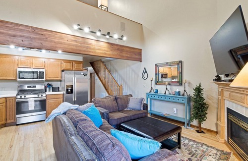 Red Lodge House | Next to club house, and less than 15 minutes to ski, Wi-Fi, dog friendly, & Hot Tub -Putter`s Inn