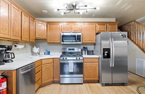 Red Lodge House | Next to club house, and less than 15 minutes to ski, Wi-Fi, dog friendly, & Hot Tub -Putter`s Inn