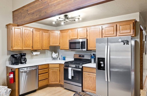 Red Lodge House | Next to club house, and less than 15 minutes to ski, Wi-Fi, dog friendly, & Hot Tub -Putter`s Inn