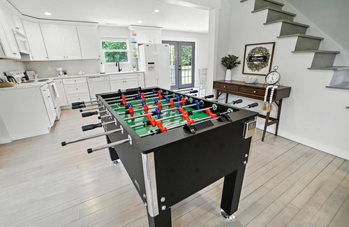 Batavia House | Next to lake, 30 minutes to downtown Cincinnati, fire pit, grill, foosball.