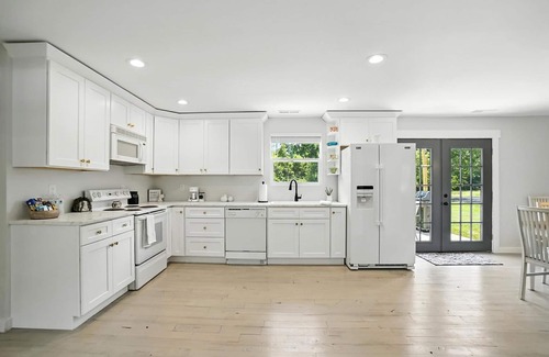 Batavia House | Next to lake, 30 minutes to downtown Cincinnati, fire pit, grill, foosball.
