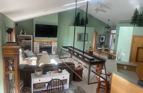 De Pere House | NFL Draft; 3 Bdrm home w/Hot tub, fenced in acre yard; pet friendly; De Pere, WI