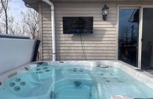 De Pere House | NFL Draft; 3 Bdrm home w/Hot tub, fenced in acre yard; pet friendly; De Pere, WI