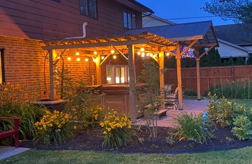 Fort Erie Cottage | Niagara Riverview&Private pool &Hot Tub (6-8)