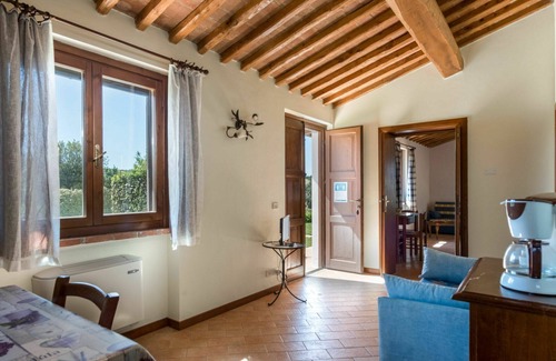 Scansano Villa | Nice apartment in villa for 6 people with WIFI, pool, TV, patio, pets allowed and parking
