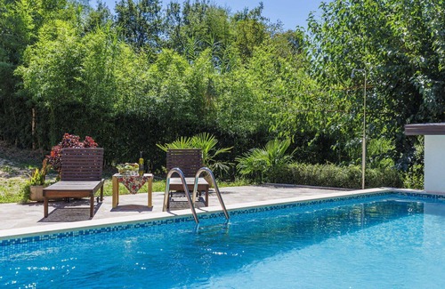 Laginji Apartment | Nice apartment for 12 guests with A/C, WIFI, private pool, TV, patio, pets allowed and parking