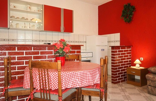 Vratarusa Apartment | Nice apartment for 4 guests with WIFI, A/C, TV, patio, pets allowed and parking