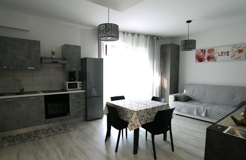 Reschigliano Apartment | Nice apartment for 6 people with pool, A/C, TV, balcony and parking