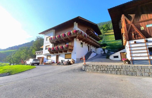 Oetz Apartment | Nice apartment for 8 people with WIFI, TV, balcony, pets allowed and parking