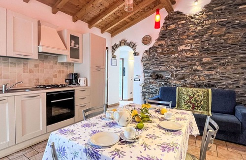 Valloria House | Nice apartment in villa for 4 people with WIFI, TV, patio, pets allowed and parking