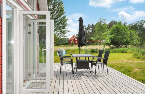 Hammaro House | Nice home in Hammarö with kitchen
