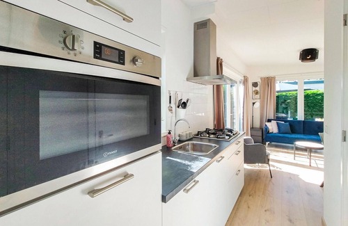 Heinkenszand House | Nice home in Heinkenszand with kitchen