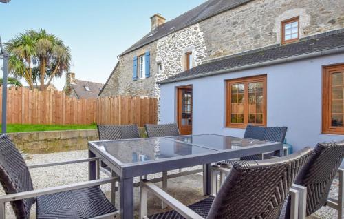 Quettehou House | Nice Home In Quettehou With Kitchen