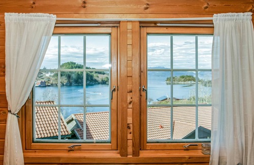 Sjernarøy House | Nice home in Sjernarøy with WiFi