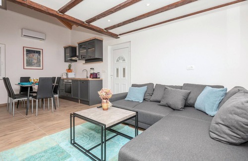 Zavojane House | Nice home in Zavojane with kitchen
