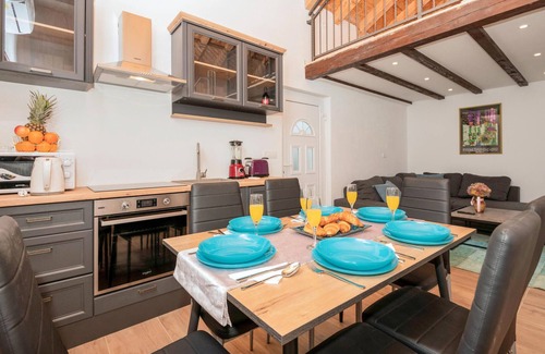 Zavojane House | Nice home in Zavojane with kitchen
