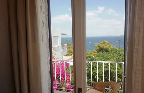 Spetses Apartment | Nice House With sea View in Spetses, Greece