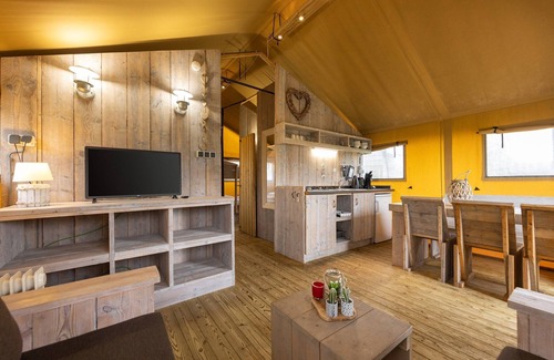Vierhuizen House | Nice safari tent with bathroom at a holiday park near Lauwersmeer National Park